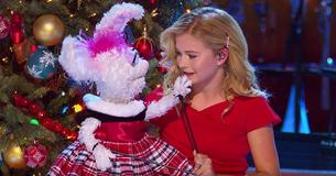 Petunia dévoile le passé de Darci Lynne dans ce spectacle drôle et réconfortant, laissant le public mort de rire