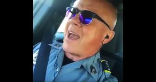Un video de un policía cantando dentro de una patrulla te hará alucinar