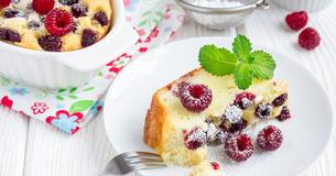Rezeptidee für fluffigen Himbeer-Auflauf mit Quark und Vanille