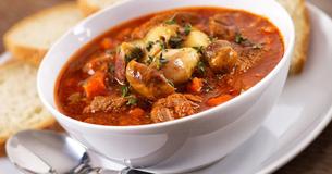 Leckeres Rezept für Puten-Gulasch mit Pilzen und Möhren
