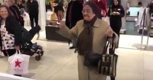 Oma danst op haar favoriete nummer in winkelcentrum - menigte verzamelt zich om haar soepele bewegingen toe te juichen