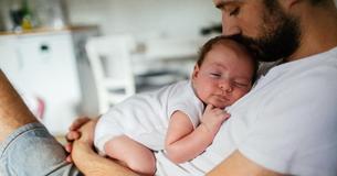 Selon la science, les pères en particulier ont une énorme influence sur la vie de leurs filles