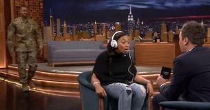 Une femme joue au "Whippet Challenge" avec Jimmy Fallon, ignorant totalement la surprise qu'il lui a préparé