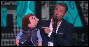 Regarde ce que fait ce pantin après que le ventriloque ait quitté la scène 