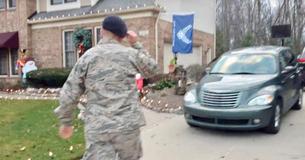 Un soldat rentre chez lui sans prévenir, et sa famille est folle de joie