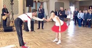 Neu verheiratetes Paar führt atemberaubenden 1. Tanz auf, der alles übertrifft, was die Gäste je gesehen haben