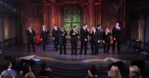 Das Publikum flippt aus, als die 10 gutaussehenden Männer, die Weihnachtsklassiker singen, auch einige epische Tanzbewegungen liefern