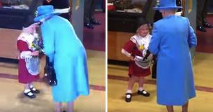 Cette petite fille s'est fait "frapper" par un garde royal lors d'une cérémonie avec la reine d'Angleterre