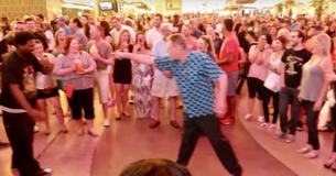 Ce grand-père a défié 2 jeunes hommes pour danser - et a gagné