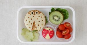 Moeder pakt lunch voor haar zoontje in, maar het wordt teruggestuurd omdat het 'ongezond' is