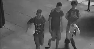 Una telecamera di sorveglianza riprende 3 ragazzi che regalano a un senzatetto un piumone