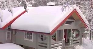 Un homme explique comment se débarrasser facilement de la neige sur le toit avec un seul morceau de corde