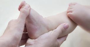 Une maman prête à acheter 2 tailles de chaussures différentes pour son fils avec pieds bots, est submergée par la réponse du gérant