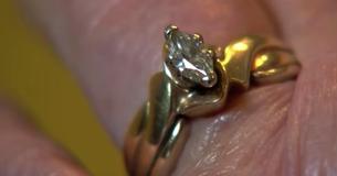 Une dame retrouve la bague de mariage perdue par une cliente d'un magasin au fond de son cadeau de Noël