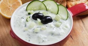 Gurkensalat mit außergewöhnlichem Oliven und Knoblauch Dressing