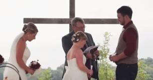 Pendant le mariage, le pasteur demande à la mariée de se tenir à l'écart, pour que le marié demande la main de sa sœur
