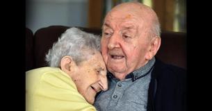 Une mère de 98 ans emménage dans un foyer de soins pour prendre soin de son fils de 80 ans.