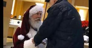 Kerstman komt op oudere man af en gaat op één knie zitten in een moment dat omstanders nooit zullen vergeten