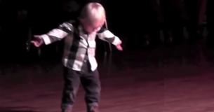 Quando bambino di 2 anni sente la sua canzone preferita, mette su un fantastico spettacolo e il popolo di internet lo ama da impazzire