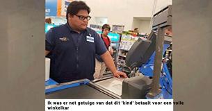 Tienerkassamedewerker betaalt boodschappenrekening van $110 van huilende vrouw en zegt "dit betaal ik wel voor je".