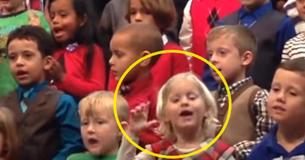 Une petite fille émerveille tout le monde après avoir chanté une chanson de Noël en langage des signes pour ses parents sourds 