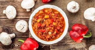 Ungarischer Eintopf: Deftig mit Hackfleisch und Paprika