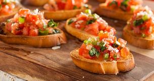Krosse Tomaten-Bruschetta mit Knoblauch