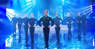 9 Mannen gaan in een rij staan om te dansen, maar let op de man vooraan als de vrouw met trommels het podium betreedt