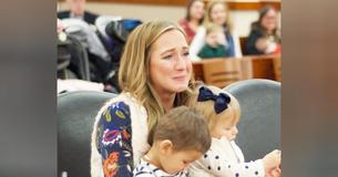 Moeder adopteert pleegbaby en beseft zich dat ze de zus van haar geadopteerde zoon is