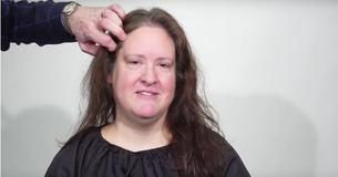 Vrouw die dun haar zat is krijgt make-over waardoor ze gaat stralen