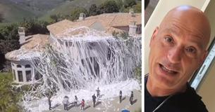 Le comédien Howie Mandel arrive à la maison pour trouver son manoir couvert de 4 000 rouleaux de papier hygiénique