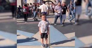 Un garçon es en train de se faire prendre en photo à Disneyland quand des étrangers voient un homme se faufiler dans la foule