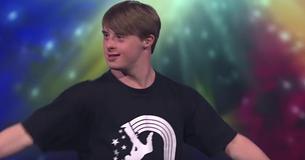 Le jury est impressionné par un danseur atteint de trisomie 21, le public le récompense en lui faisant une standing ovation.