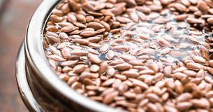 Deshalb kann Leinsamen in Wasser gegen Cellulite helfen