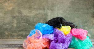 Diese Schüler häkeln Decken aus alten Plastiktüten für Obdachlose