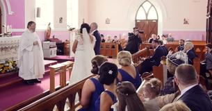 Une cérémonie est interrompue par une voix derrière la mariée qui se retourne et commence à sangloter 