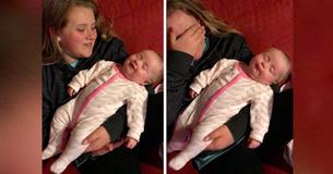 Meisje zingt slaapliedje voor babyzusje - tranen rollen over haar gezicht als ze zich realiseert dat ze haar heeft laten lachen