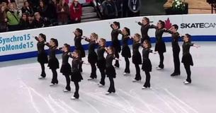 Les patineurs s'alignent à la perfection et lorsque la musique débute, le public est déchaîné