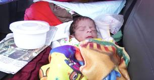 Mujer de 72 años de edad da a luz a su bebé y ahora es una de las madres más viejas del mundo
