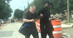 Un conducteur se précipite pour aider un vieux monsieur aveugle à descendre du bus et à rejoindre le trottoir, sans savoir qu'il est filmé