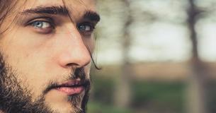 Coloro che preferiscono stare da soli posseggono questi unici 17 tratti della personalità