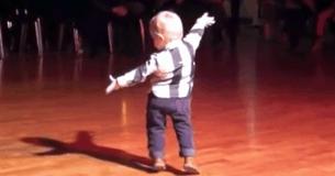 Babyjongen hoort zijn favoriete nummer opkomen, begint te dansen op de muziek, maar zijn einde laat iedereen lachen