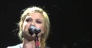 Kelly Clarkson bricht in Tränen aus während sie "Go Rest Righ On That Tountain" singt
