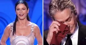 Michael Douglas kann die Tränen nicht zurückhalten, als er Catherines Überraschungsauftritt sieht