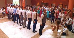 Les garçons d'honneur font la queue avant la mariée, mais le petit garçon sort et vole la vedette