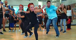 Kinder nehmen ihre Eltern einmal die Woche zum Tanzen mit, aber ihre finale Performance hat Millionen begeistert