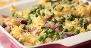 Schneller Nudel-Thunfisch-Auflauf mit Erbsen und Möhren