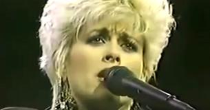 Lorrie Morgan interprète le succès emblématique de son mari Keith Whitley "Don't Close Your Eyes" 