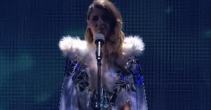 Quelques secondes à peine après avoir commencé à chanter le mégatube de Queen, une femme arrache son manteau et Simon lui crie que sa voix est tout simplement "hors normes"
