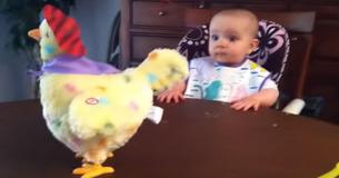 Baby reageert hilarisch op kip die eieren legt met Pasen